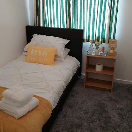 Lizras Bed & Breakfast Farnworth Dış mekan fotoğraf